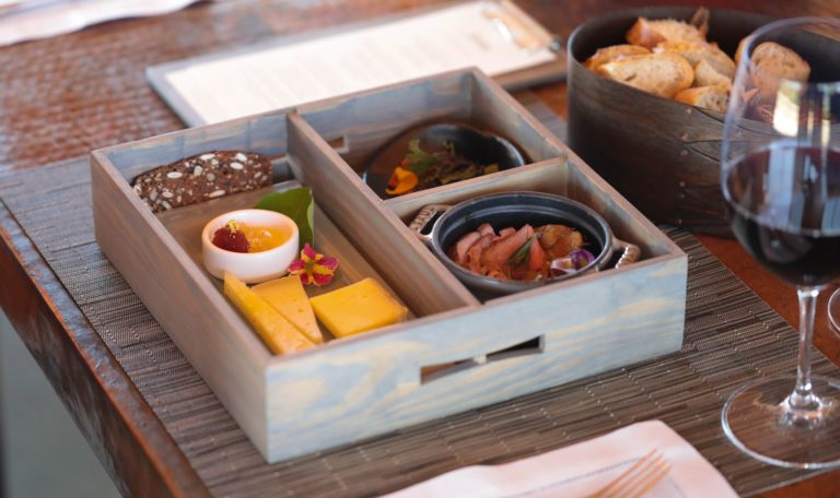 在约旦酒庄的维斯塔点，一盒佐以奶酪和食物的便当盒摆在桌子上