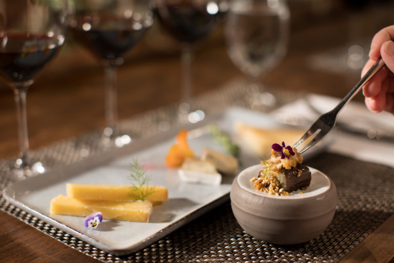 赤霞珠与食物搭配和奶酪板上的木桌上