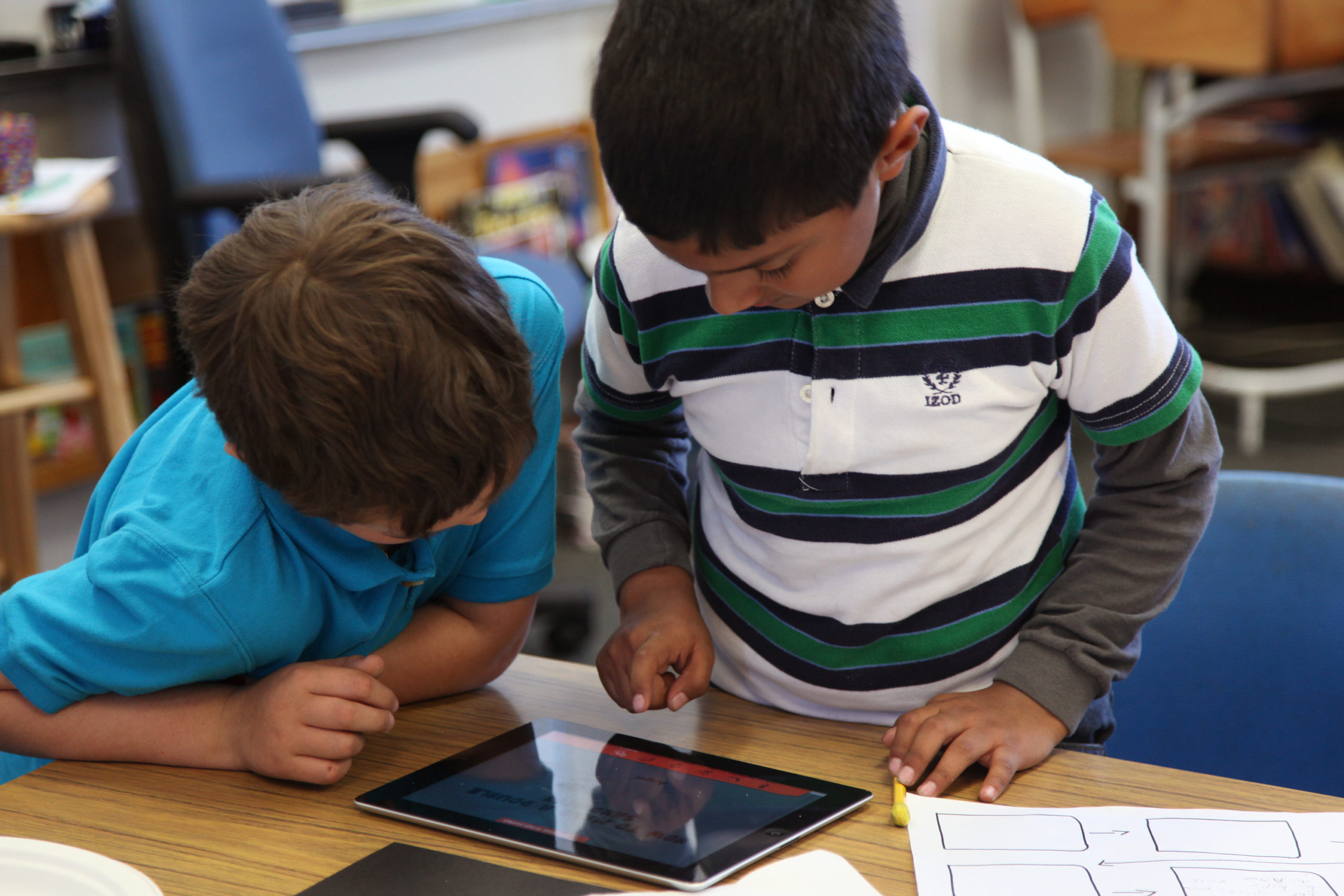 两个学生在教室里使用平板电脑