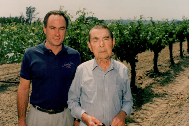 罗布·戴维斯和安德烈·切利斯切夫站在约旦酿酒厂的葡萄园里