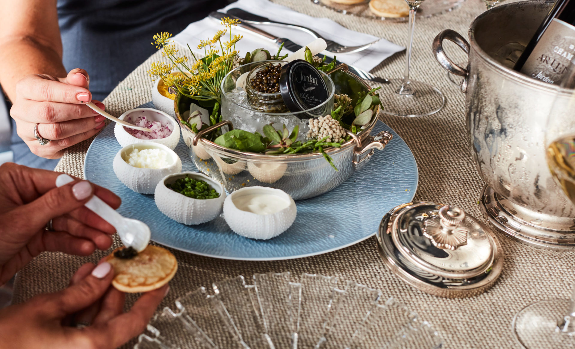 约旦厨师的储备鱼子酱和约旦Cuvee香槟AR lenble在美丽的餐桌设置